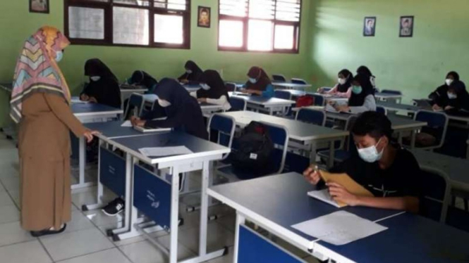 Kegiatan pembelajaran tatap muka di satuan pendidikan Kota Bekasi, Jawa Barat, segera dievaluasi setelah muncul klaster penularan COVID-19 pada anak-anak usai libur Lebaran 2021.