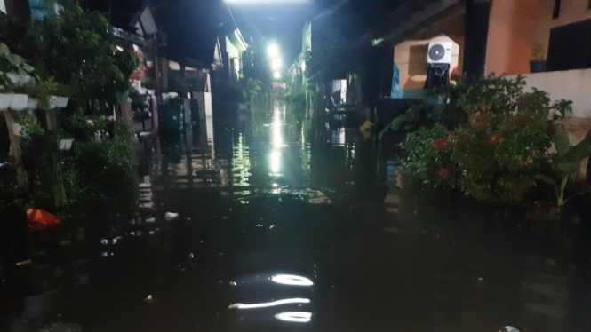 Perumahan di Bekasi terendam banjir hingga 80 cm.