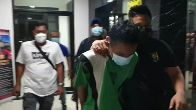 Pelaku pembunuhan saat digiring ke Polres Metro Jakarta Pusat.