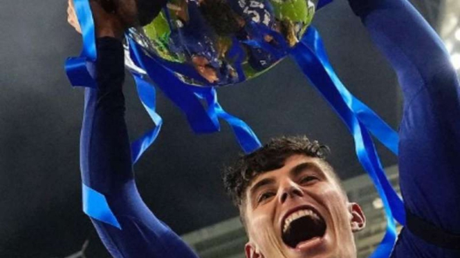 Gelandang Chelsea, Kai Havertz merayakan gelar Liga Champions.