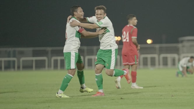 Evan Dimas dan Egy Maulana Vikri merayakan gol ke gawang Oman