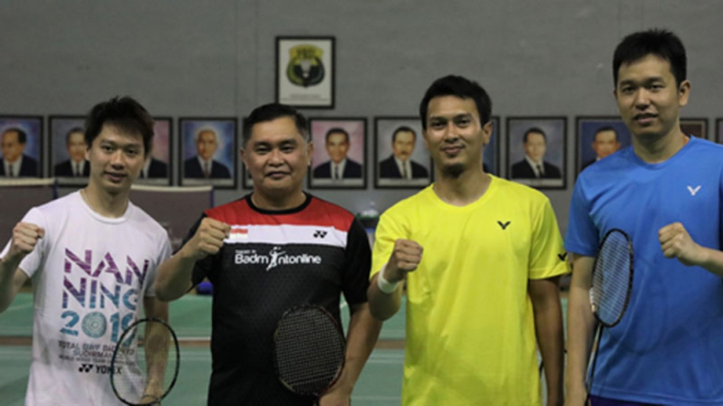 Sekjen PP PBSI, Muhammad Fadil Imran dan pemain ganda putra Indonesia.