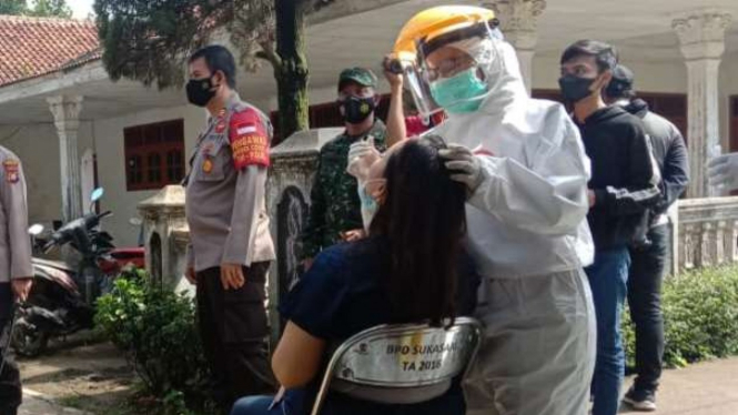 Petugas Kesehatan lakukan tes swab di Bekasi. (ilustrasi)