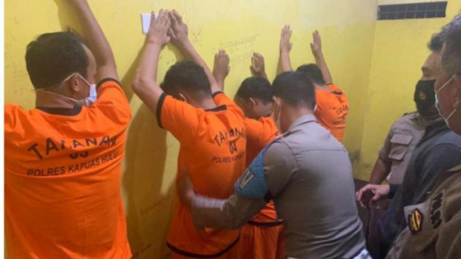 Empat pemuda di Kapuas Hulu, Jumat, 28 Mei 2021, saat diamankan terkait kasus pengeroyokan terhadap Bripda Munjirin, anggota Polsek Putussibau Utara, Kabupaten Kapuas Hulu, Kalimantan Barat.