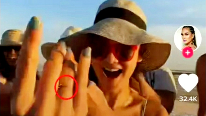 Video Tiktok Luna Maya pamer cincin