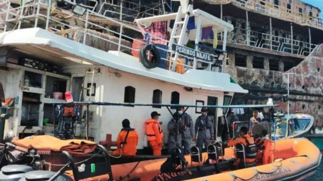 Tim SAR gabungan dalam operasi penyelamatan dan evakuasi para penumpang dan awak kapal motor Karya Indah usai terbakar di perairan di Kepulauan Sula, Maluku Utara, Sabtu, 29 Mei 2021.