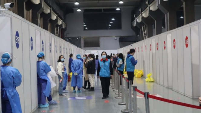 Para petugas medis bersiap menyambut kedatangan warga negara asing yang hendak disuntik vaksin COVID-19 di Beijing, China.