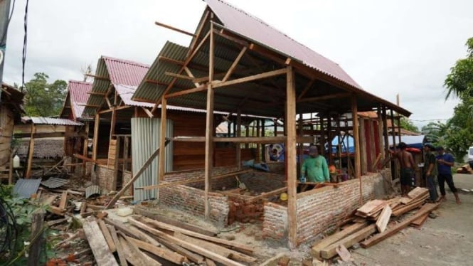 Rumah-rumah yang dibangun ulang oleh Yayasan Bakrie Amanah bekerja sama dengan DT Peduli dan Laznas Baitul Maal Muamalat untuk warga terdampak gempa di Dusun Petakeang dan Dusun Talange, Desa Galung, Kecamatan Tapalang, Kabupaten Mamuju, Sulawesi Barat.