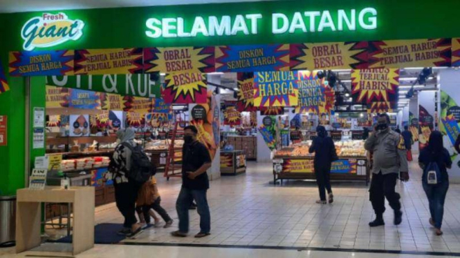 Giant di Bekasi diserbu pengunjung.