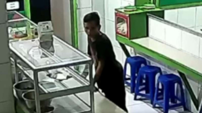Seorang remaja terekam CCTV melakukan pencurian kotak amal.