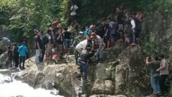 Proses evakuasi dua remaja yang tewas usai swafoto di atas batu sungai.