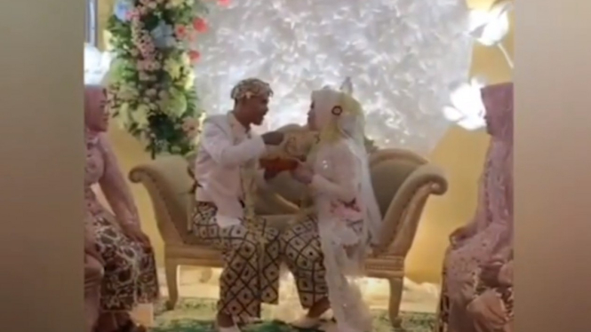 Pengantin dengan Mas Kawin Bakso Goreng