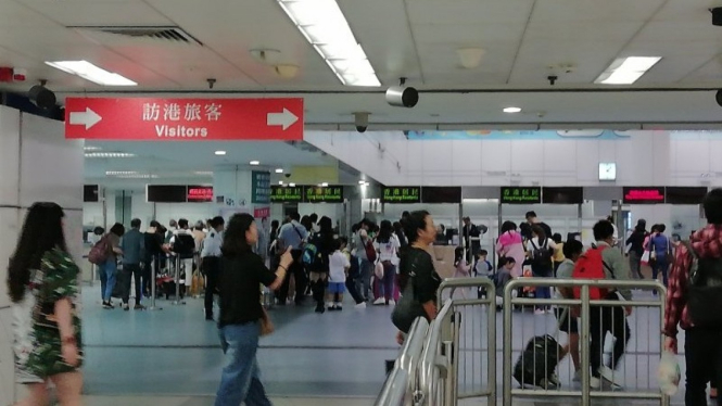 Suasana di pemeriksaan imigrasi di Distrik Luohu, Kota Shenzhen, Provinsi  Guangdong, China.