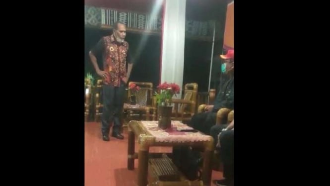 Video Bupati Alor, Nusa Tenggara Timur, Amon Djobo memarahi staf Kemensos