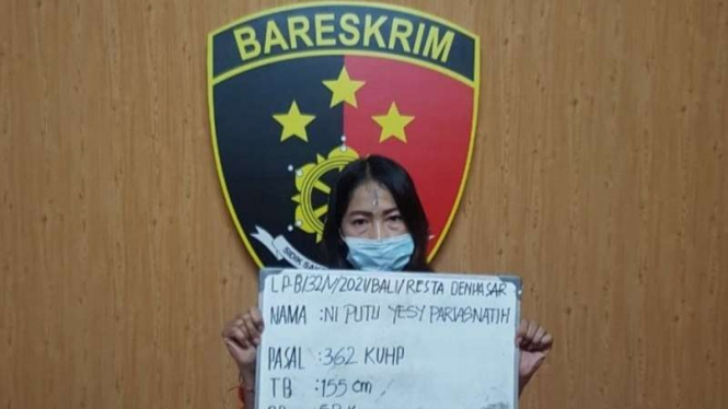 Seorang wanita karyawan toko kosmetik disangka mencuri barang-barang di toko tempat dia bekerja yang bernilai puluhan juta rupiah saat ditahan di Polsek Kuta, Denpasar, Bali, Selasa, 1 Mei 2021.
