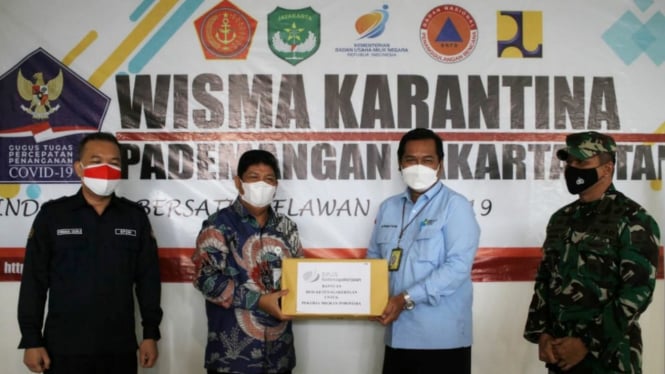 Direktur Kepesertaan BPJAMSOSTEK, Zainudin bersama Kepala BP2MI saat penyerahan bantuan untuk Pekerja Migran Indonesia (PMI).
