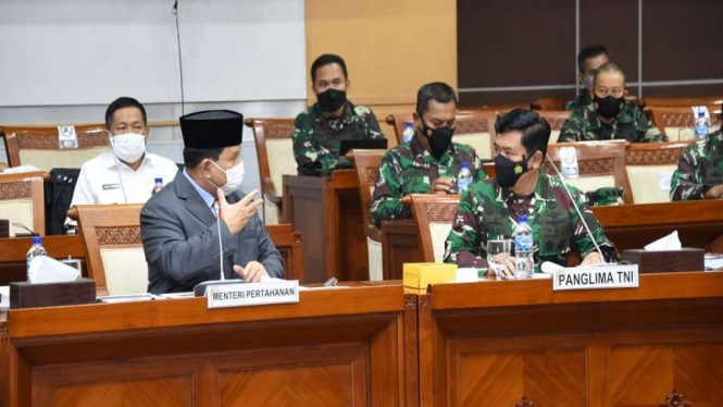 Menteri Pertahanan RI Prabowo Subianto bersama Panglima TNI di DPR
