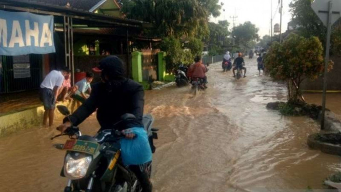 Banjir merendam sejumlah permukiman warga dan jalan akibat tanggul jebol di Kecamatan Solokan Jeruk, Kabupaten Bandung, Jawa Barat, Rabu, 2 Juni 2021.
