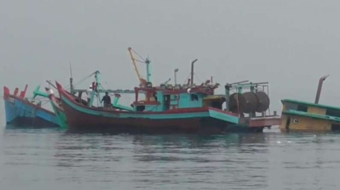 Tiga kapal Malaysai pencuri ikan ditenggelamkan di Belawan.