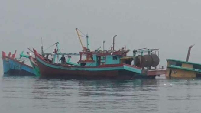 Tiga kapal Malaysai pencuri ikan ditenggelamkan di Belawan.