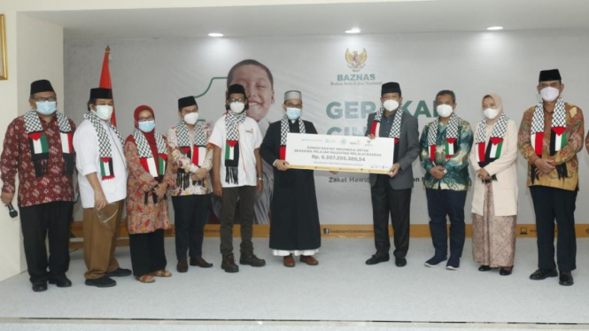 Ustaz Adi Hidayat Salurkan donasi untuk Palestina melalui Baznas.