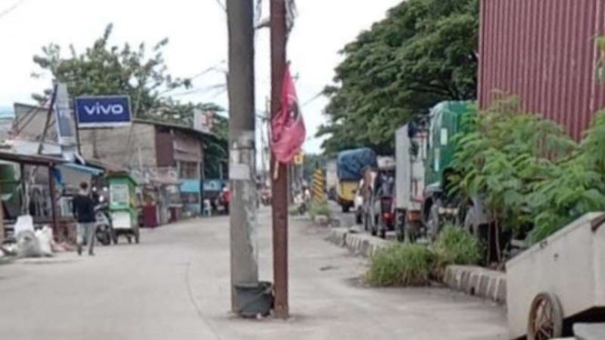 Keberadaan tiang listrik di tengah jalan di Kosambi