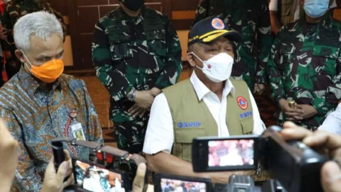 Ketua COVID-19 sekaligus Kepala BNPB Letnan Jenderal Ganip Warsito (kanan) dan Gubernur Jawa Tengah Ganjar Pranowo saat memberi keterangan pers di Kudus, Rabu malam, 2 Juni 2021.