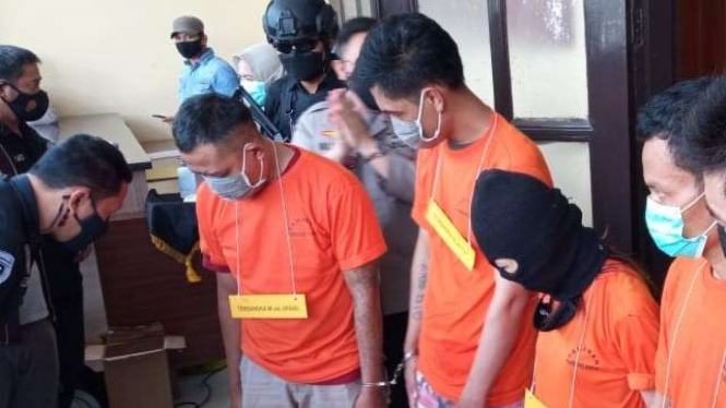 Polrestabes Bandung menciduk pasutri menjalankan bisnis sabu.