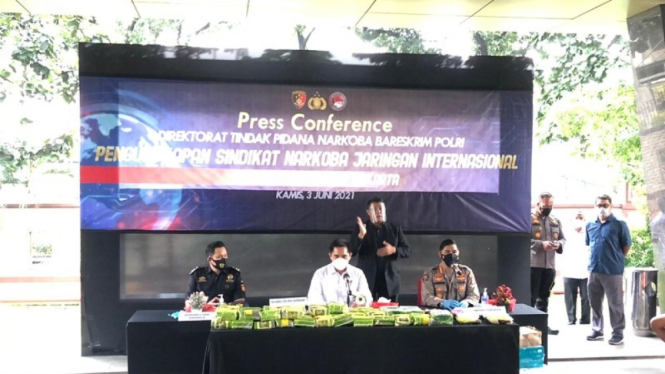 Konferensi pers penyelundupan narkoba jenis sabu seberat 45 kg dari Malaysia.