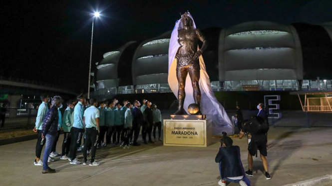 Timnas Argentina beri penghormatan pada patung Diego Armando Maradona.