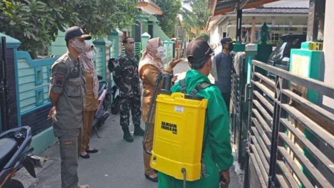Dua RT di Tangerang dilockdown setelah 53 warganya positif COVID-19