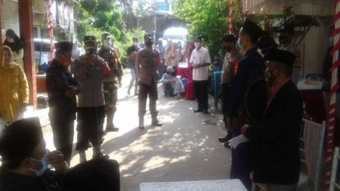 Tim Satgas COVID-19 Kecamatan Bae, Kudus membubarkan acara resepsi pernikahan