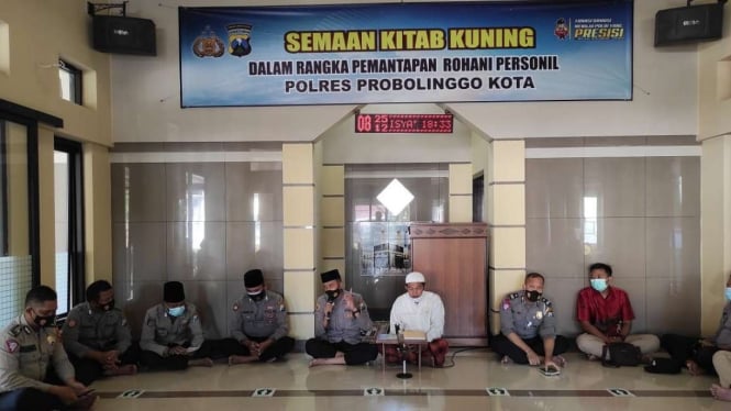 Anggota Kepolisian mengikuti kajian kitab kuning di Jawa Timur.