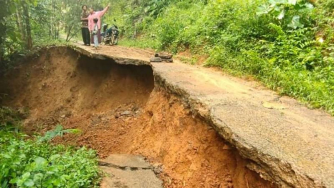 Jalan penghubung antarkampung dan desa di Kecamatan Cibeber, Cianjur, Jawa Barat, ambles akibat terbawa longsor, Jumat, 4 Juni 2021.