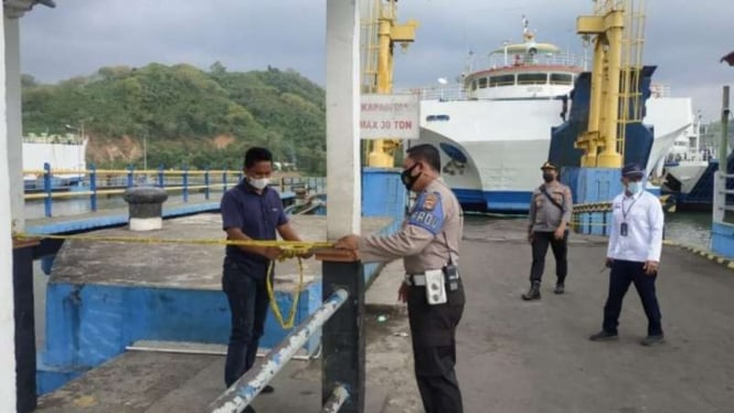 Polisi memasang police line di dermaga satu Pelabuhan Lembar, Kabupaten Lombok Barat, Nusa Tenggara Barat, yang rusak setelah ditabrak kapal feri, Jumat, 4 Juni 2021.