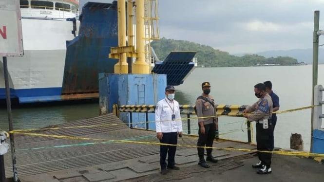 Dermaga I Pelabuhan Lembar rusak ditabrak kapal.