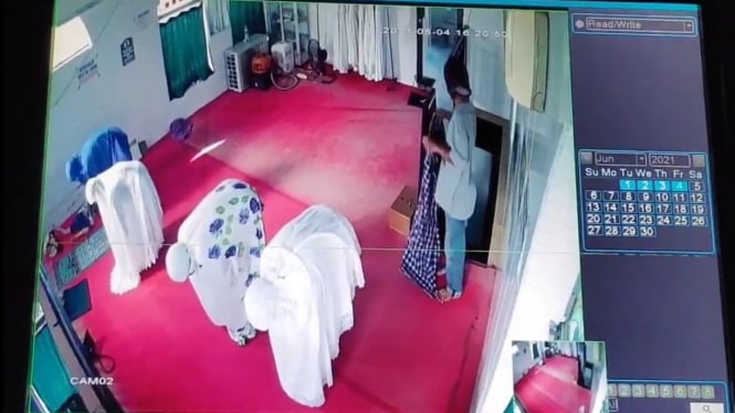 Aksi pria melecehkan jemaah perempuan terekam CCTV
