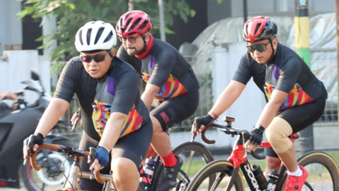 Seskab Pramono Anung dan Sekjen PDIP Hasto Kristiyanto bersepeda di DIY