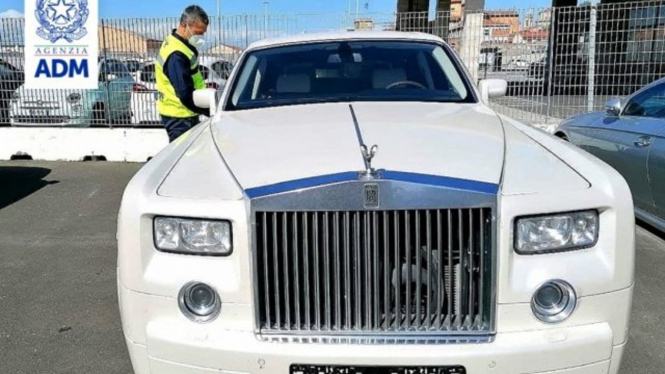 Rolls-Royce Phantom dengan interior kulit buaya.