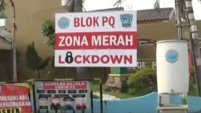 Komplek wakil wali kota Bekasi di-lockdown.