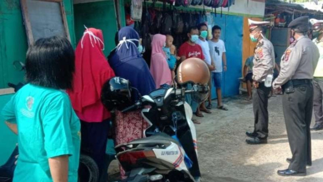 Aparat kepolisian di Sabu Raijua, Nusa Tenggara Timur (NTT), sedang mengimbau warga agar menggunakan masker untuk menyecegah penularan COVID-19.