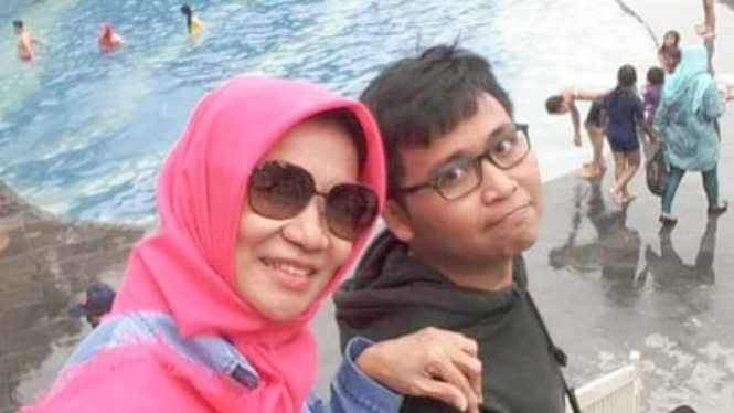 Setelah ibunya menjadi korban dalam kecelakaan pesawat Lion Air, Bias Ramadhan bersama sejumlah keluarga korban lainnya menuntut ganti rugi ke Boeing melalui pengacara Tom Giraldi. (Supplied:Â Bias Ramadhan)