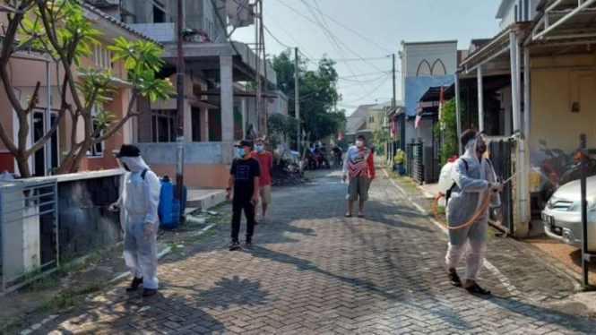 Petugas pemerintah menyemprotkan disinfektan di beberapa permukiman di Kota Semarang, Jawa Tengah, menyusul pemberlakuan Pembatasan Kegiatan Masyarakat tingkat mikro di kota itu akibat lonjakan kasus COVID-19.