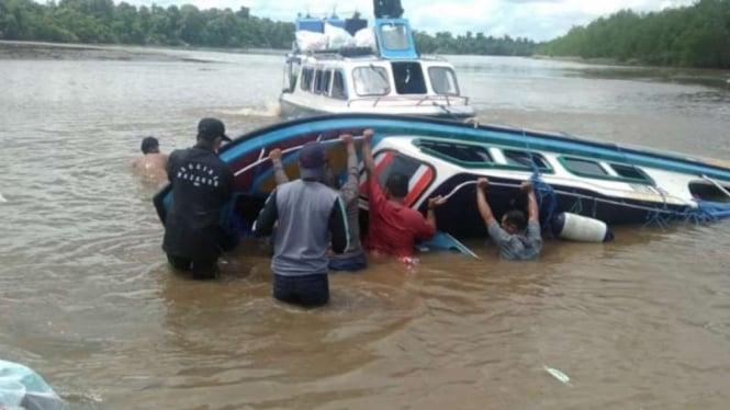 Kapal cepat SB Riyan kecelakaan dan terguling di sungai Desa Plaju, Kecamatan Sembakung, Kabupaten Nunukan, Kalimantan Utara, dalam perjalanan dari Kota Tarakan menuju Desa Atap, Kecamatan Sebuku, Senin, 7 Juni 2021.