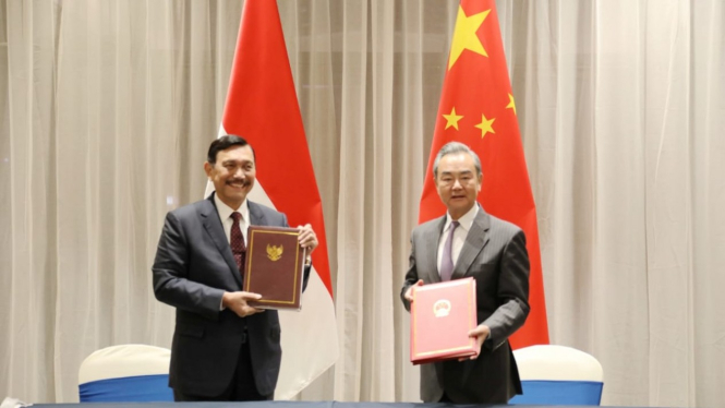 Menko Luhut dan Menteri Luar Negeri China Wang Yi.