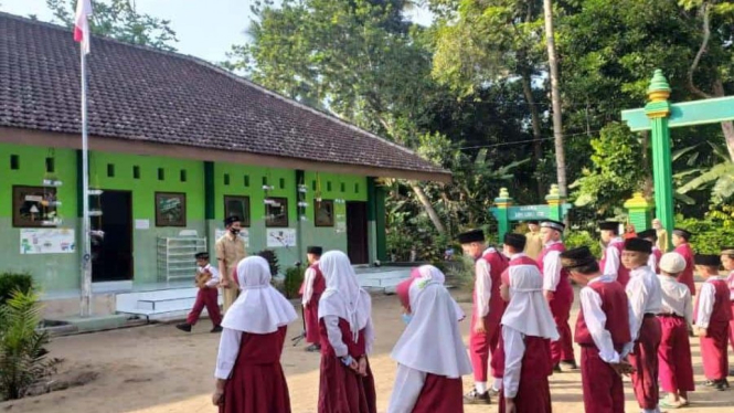 Kegiatan Upacara Bendera Pertama di SDI Amanatul Ummah