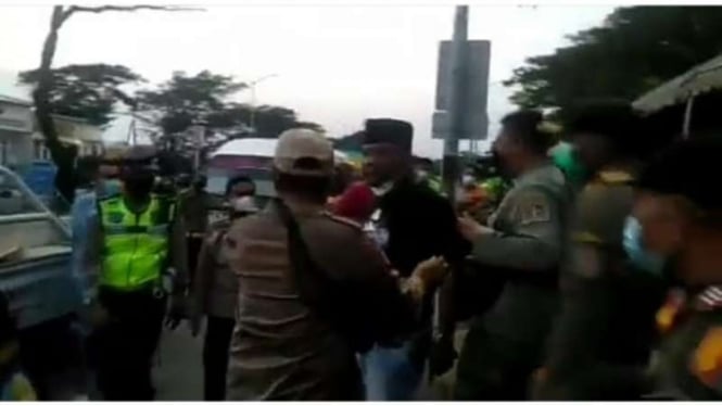 Tangkapan layar (screen shot) rekaman video yang memperlihatkan seorang pria marah-marah kepada petugas di pos penyekatan Jembatan Suramadu, Surabaya, Jawa Timur, Selasa, 8 Juni 2021.