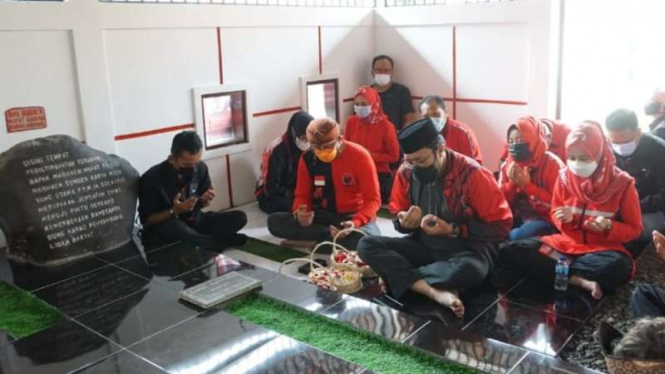 Sejumlah petinggi PDIP Jawa Barat berziarah di makam Marhaen, seorang petani inspirator Sukarno, di Kampung Cipagalo, Kelurahan Mengger, Kecamatan Bandung Kidul, Kota Bandung.