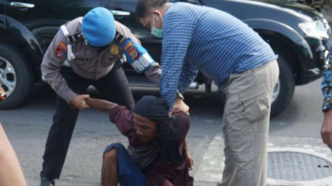 Pria diduga alami gangguan jiwa bawa golok ke Polresta Yogyakarta