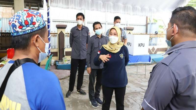 Anggota Bawaslu RI Ratna Dewi Pettalolo meninjau TPS 03 di Sekumpul Martapura